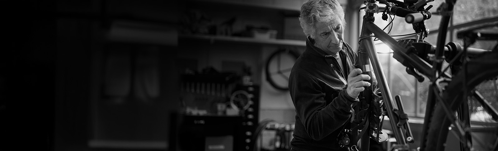 Uomo concertato aggiusta la sua bicicletta.