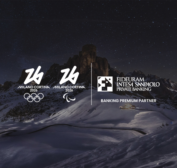 Immagine del Passo di Giau nelle Dolomiti. In sovraimpressione il composit logo dei Giochi Olimpici e Paraolimpici Invernali di Milano Cortina 2026 e Fideuram Intesa Sanpaolo Private Banking Banking Premium Partner.